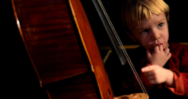11Exploration sonore du violoncelle par un enfant